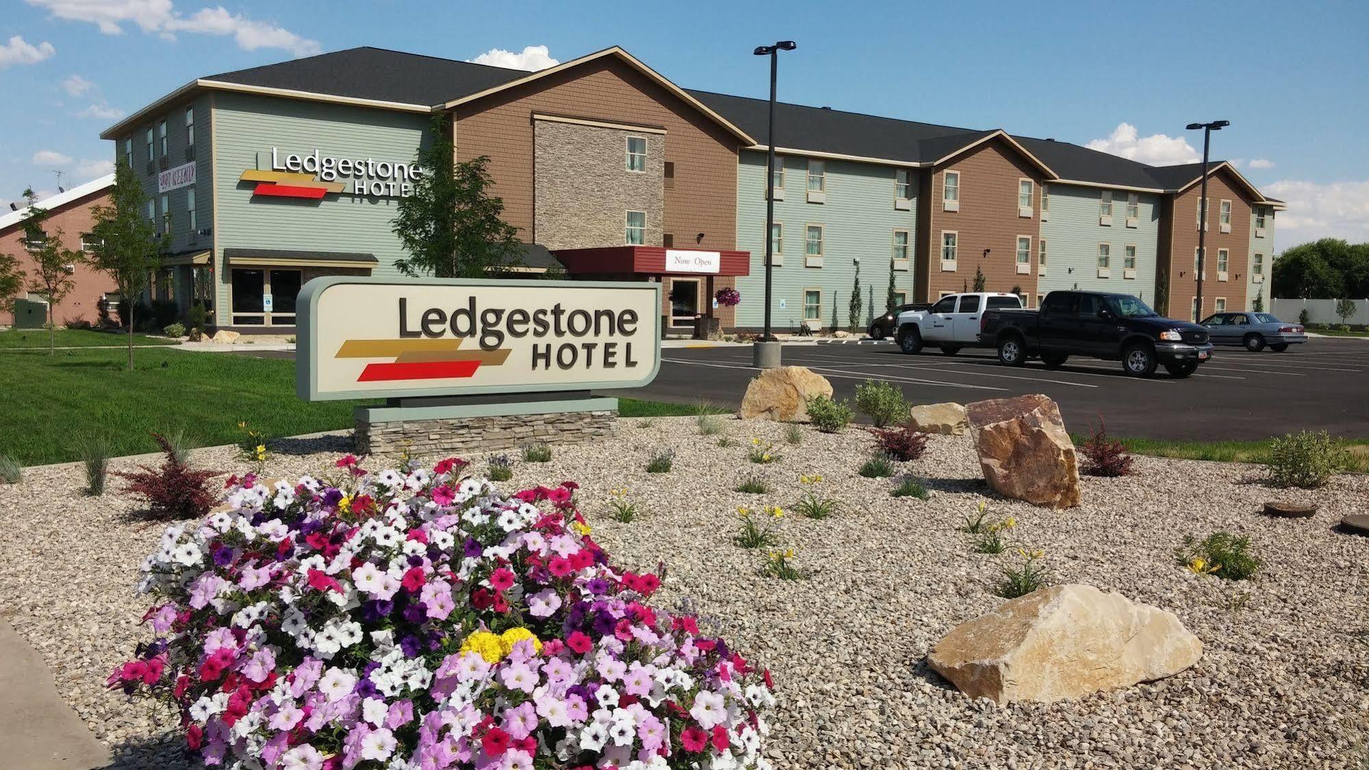 Ledgestone Hotel Vernal Exterior photo